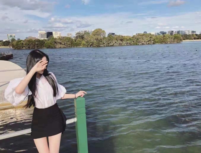 感觉挺不错的小姑娘